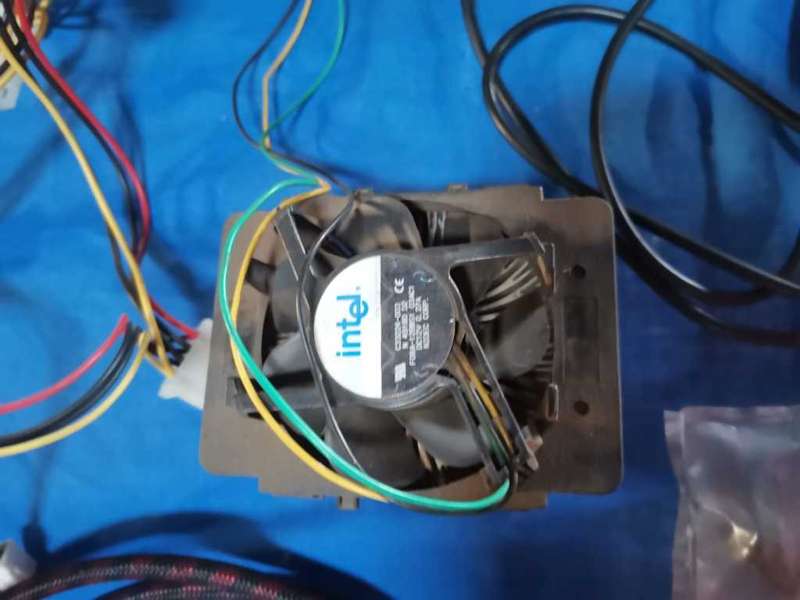 Computer bundle * PARTS * * CPU`s * * ROUTERS* * CABLES * Great LOT Starting at R1.00 !