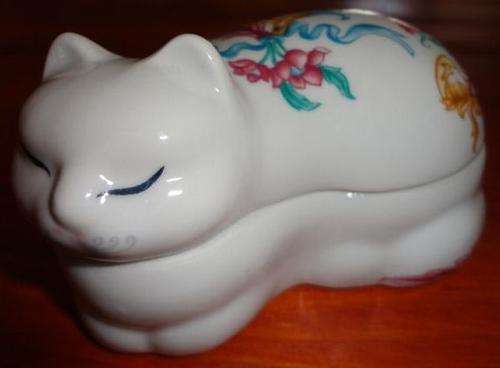 ELIZABETH ARDEN CAT TRINKET BOX - JUST LOVELY!