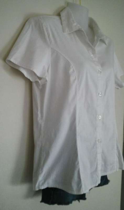 White Short Sleeve Fitted Shirt By Fashion Express Size 12