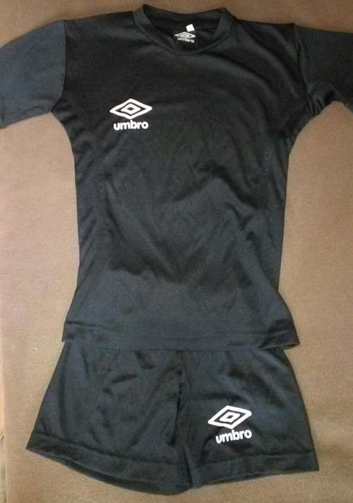 Umbro Kids Black Soccer Kit Age 9-10