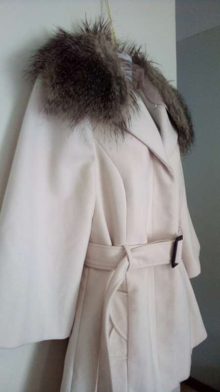 ***SALE***Gorgeous  Belted Coat with Detatchable Faux Fur Collar in Blonde By Forever New Size 12