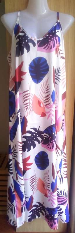 Silky White Maxi Dress with Leaf Motif Size Large Summer Classic