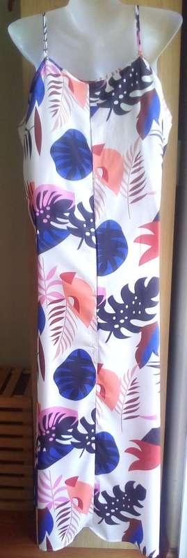 Silky White Maxi Dress with Leaf Motif Size Large Summer Classic