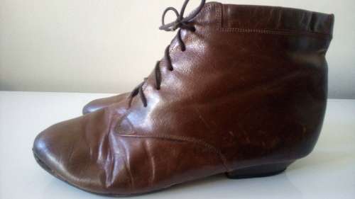 Ladies Brown Boots By Daniel Hetchter Size 5
