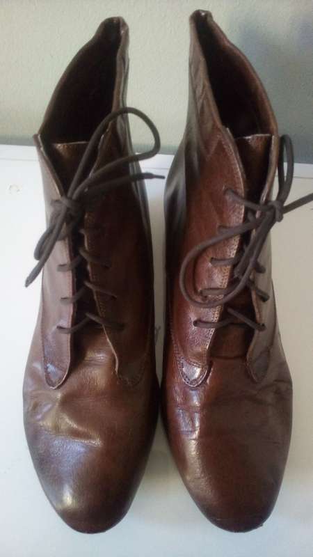 Ladies Brown Boots By Daniel Hetchter Size 5