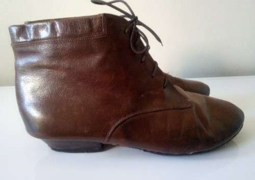 Ladies Brown Boots By Daniel Hetchter Size 5
