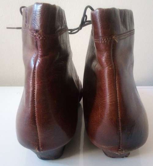 Ladies Brown Boots By Daniel Hetchter Size 5