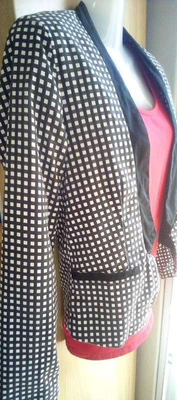 Cute Cropped Jacket , Black and White Check by Oakridge Size Small