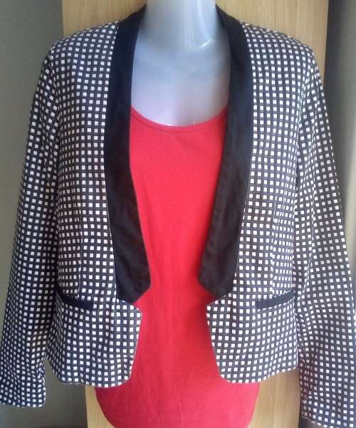 Cute Cropped Jacket , Black and White Check by Oakridge Size Small