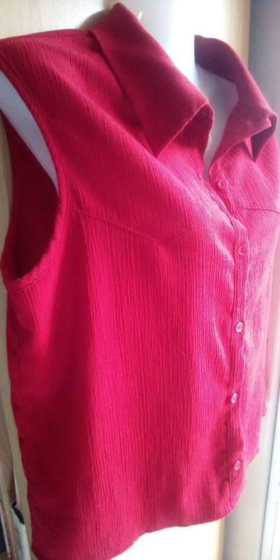MERIEN HALL CASUALS Red Ribbed Sleeveless Shirt Size 14 Career, Office to Evening Out
