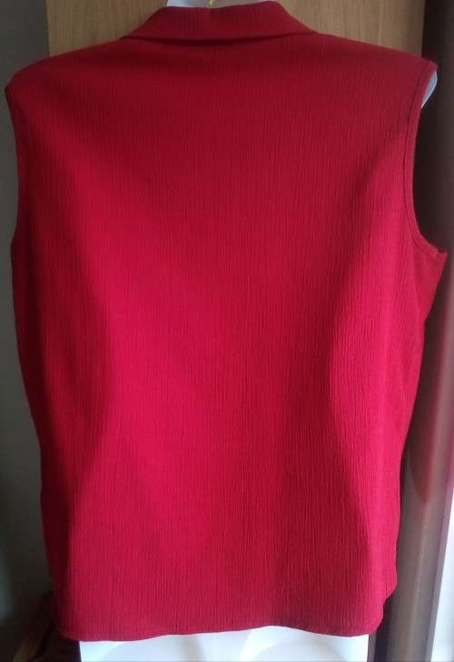 MERIEN HALL CASUALS Red Ribbed Sleeveless Shirt Size 14 Career, Office to Evening Out