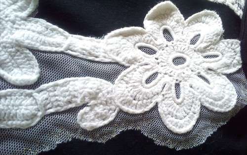 Queenspark, Camisole Top Flowers and Lace, Black and White Size Large