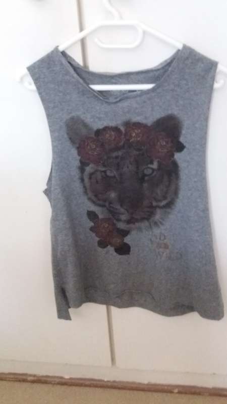 Cherokee grey shirt with tiger size small closet clearance