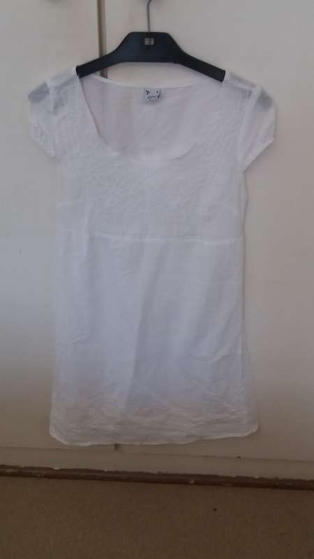 White dress like top size small insync ¿ closet clearance