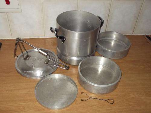 Solid pressure cooker with accessories