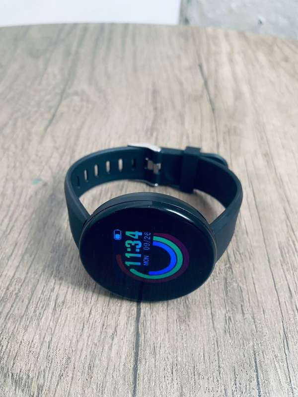 Round Screen Ip 67 Waterproof D18 Smart Heart Rate Watches