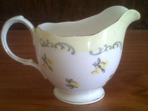 QUEEN ANNE BONE CHINA MILK/CREAM JUG