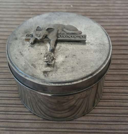 LOVELY CAT TIN CONTAINING X2 PORCELAIN CAT STATUES