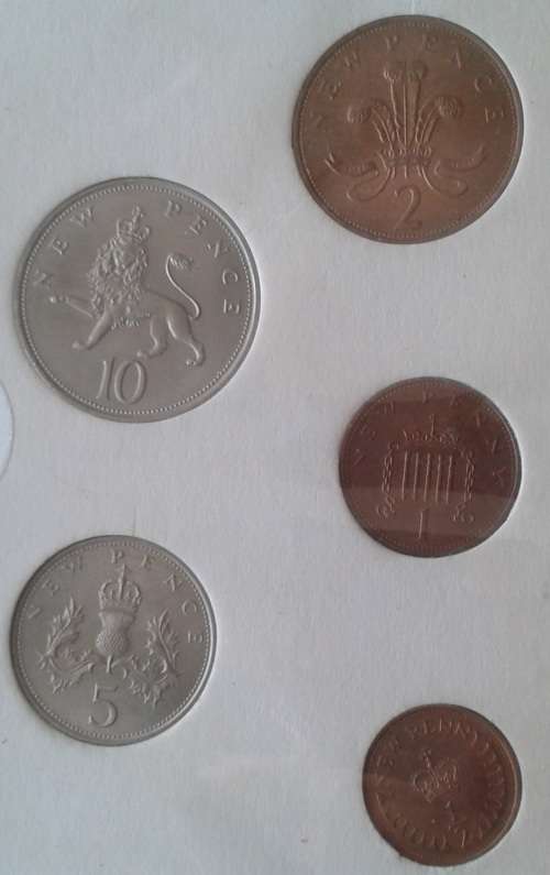 Uncirculated 1968 British 5 coin set in blue wallet