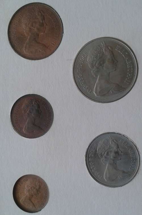 Uncirculated 1968 British 5 coin set in blue wallet
