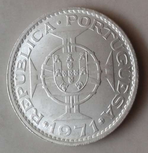 Uncirculated 1971 Macau silver 5 Patacas
