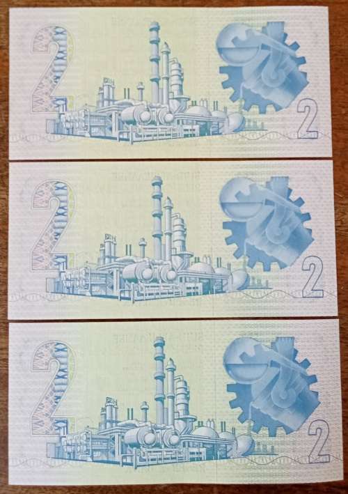 Set of 3 uncirculated 1980s R2 notes in sequence