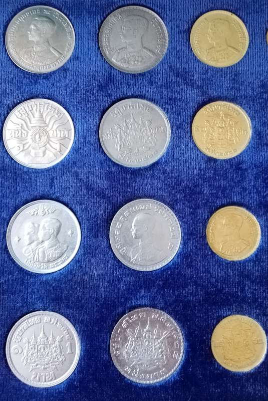 Royal Thai Mint uncirculated 34 coin set in blue case incl.2 silver coins