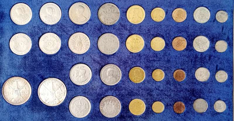 Royal Thai Mint uncirculated 34 coin set in blue case incl.2 silver coins