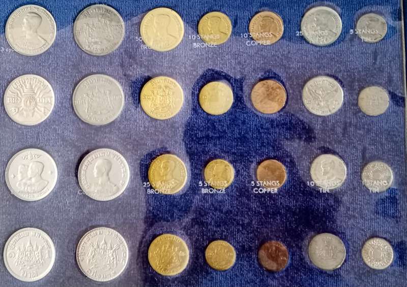 Royal Thai Mint uncirculated 34 coin set in blue case incl.2 silver coins