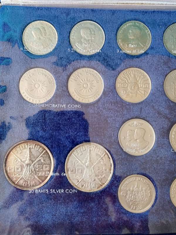 Royal Thai Mint uncirculated 34 coin set in blue case incl.2 silver coins