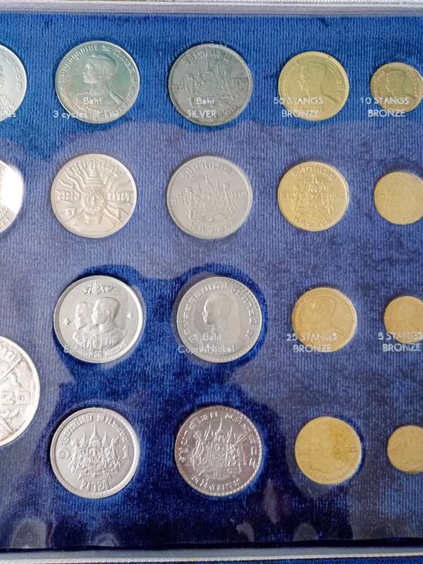 Royal Thai Mint uncirculated 34 coin set in blue case incl.2 silver coins