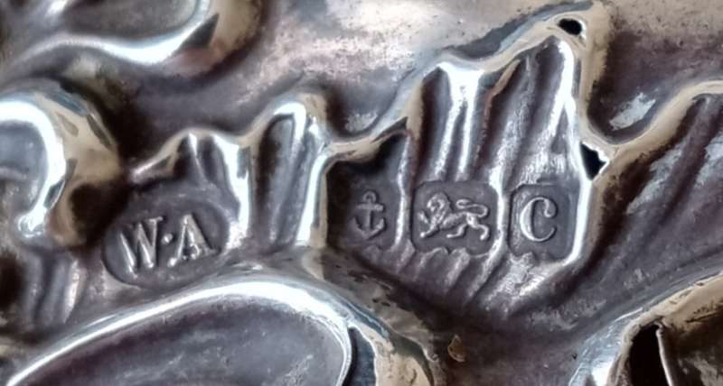 1902 Victorian hallmarked silver handheld mirror with floral design