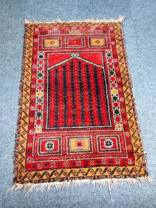 VINTAGE IRANIAN CARPET / HAND KNOTTED BELUCH PRAYER RUG (87CM x 140CM)