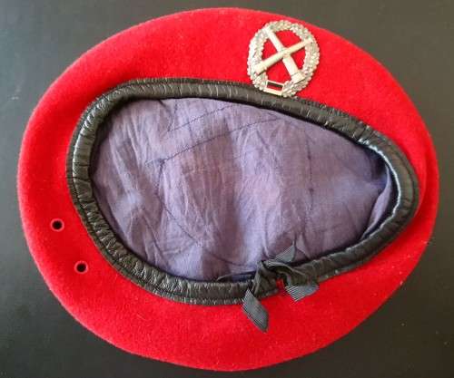 ORIGINAL GERMAN BUNDESWEHR BERET -  ARTILLERY