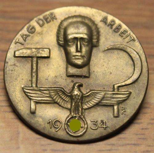 ORIGINAL WW2 GERMAN MAKER MARKED 1934 TAG DER ARBEIT DAY BADGE