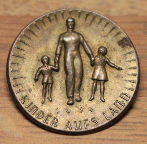 ORIGINAL WW2 GERMAN 1934 KINDER ALLES LAND DAY BADGE
