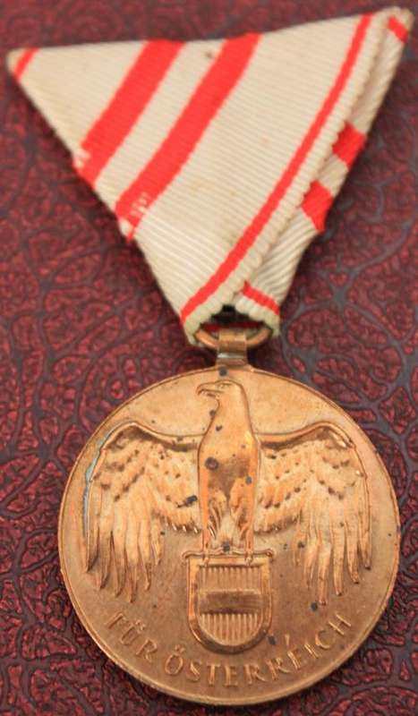 ORIGINAL WW1 GERMAN / AUSTRIAN WAR SERVICE MEDAL ON AN AUSTRIAN MOUNT