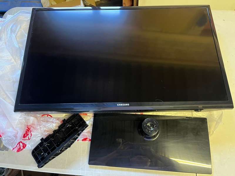 ** USED ** Samsung 32` Wide LED HDR TV UA32EH4003R