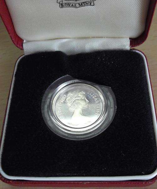 Britain 1 Pound sterling silver proof coin 1983 in RM box with info booklet