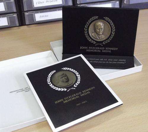 J F Kennedy Memorial medallion in box , booklet & display stand - as per scan