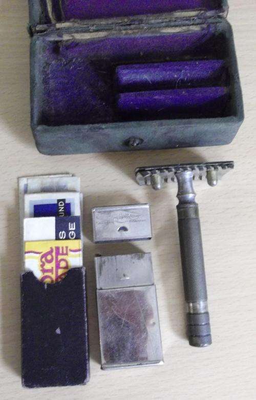 Vintage 3-piece razor with great collection of blades, many look unused