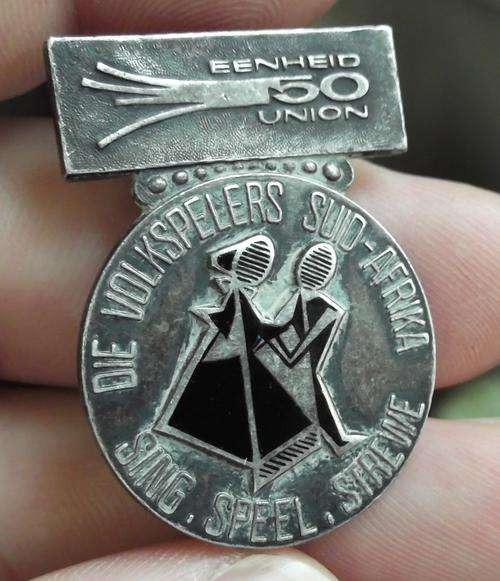 Die Volkspelers Suid-Afrika, silver pin badge - rare, with Union 50 top