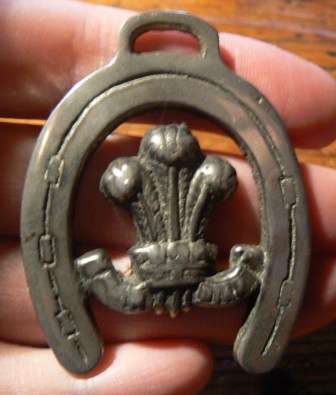 Vintage Prince of Wales feathers in horseshoe - Ich Dien