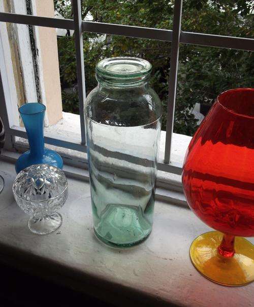 Mid 19th Century, hand blown, soda glass container with lid - beautiful bubble detail in glass