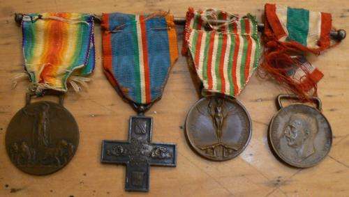 Italy group of 4 WW1 medals with mounting bar - see below for details