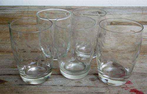 Stunning set of 5 glasses with leaf design & demagnifying circles