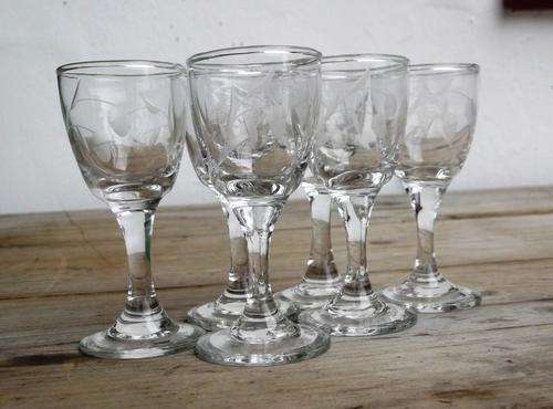 Set of 6 pretty liquer glasses with acorn etching design