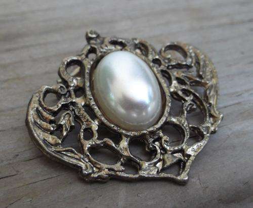 Pretty vintage costume brooch