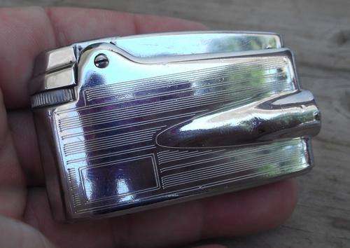 Vintage Ronson Varaflame lighter, needs flint
