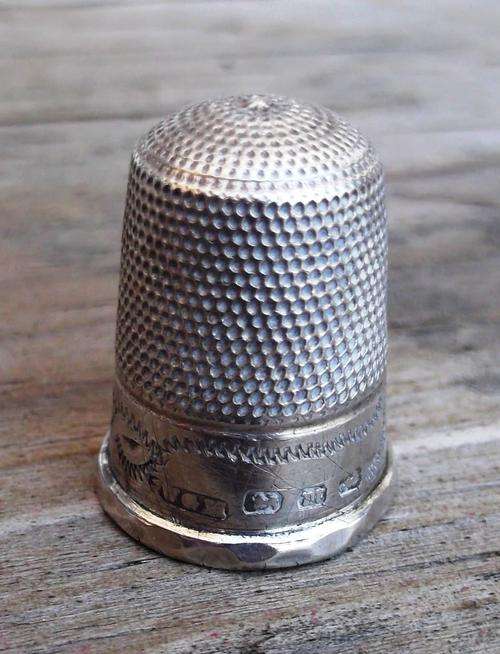 Hallmarked silver thimble, by Walter & George Meyes 1886